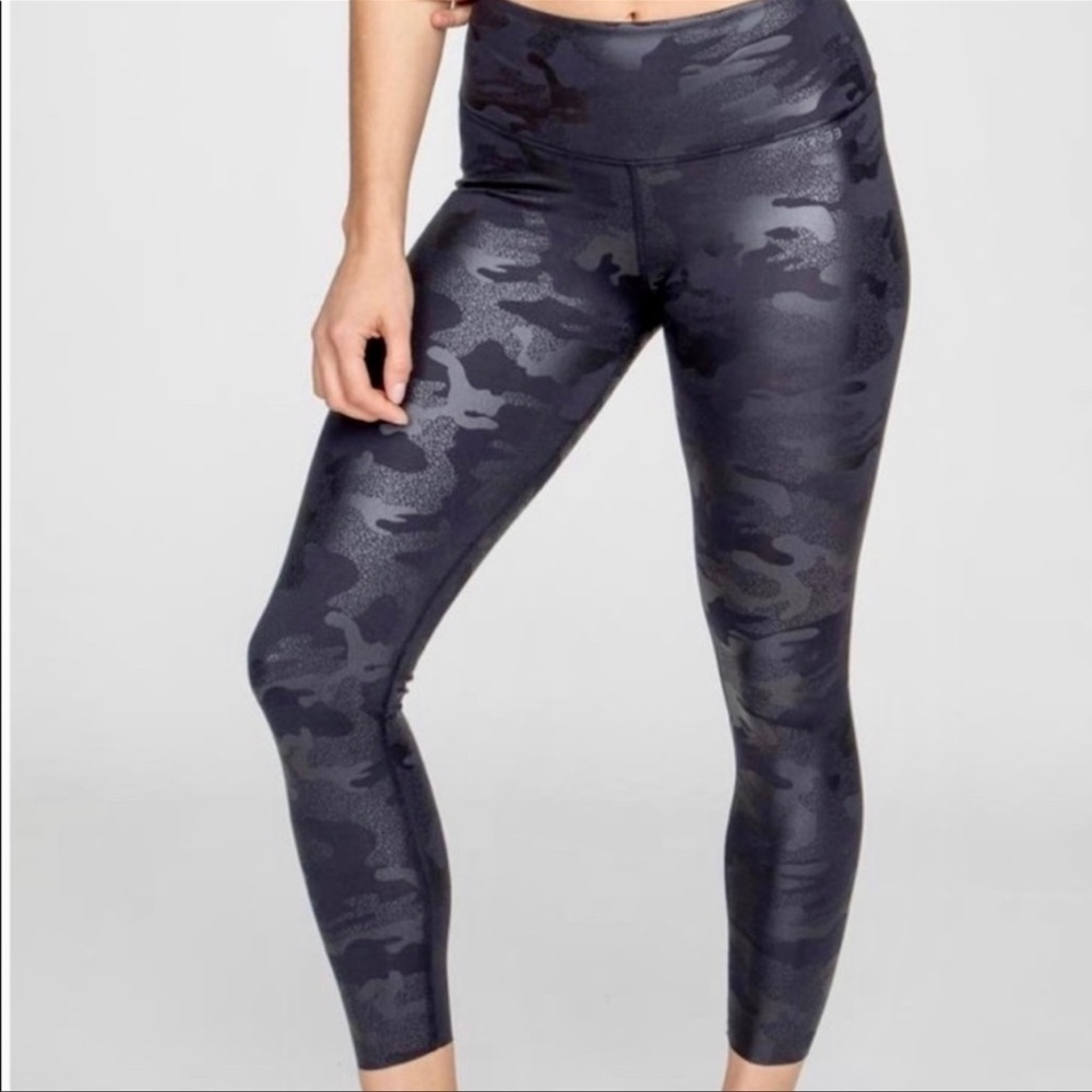 AR-33 Mid Rise 7/8 Legging - Black Metallic Camo Print size Large EUC !